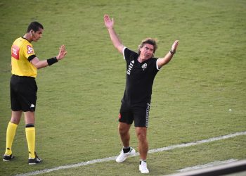 ''Vagabundo'' ''Morto em campo'' Sá Pinto esculacha jogadores do Vasco