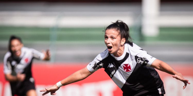 Torcedoras cobram o Vasco: time feminino segue impedido de jogar em São Januário
