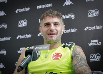Vasco: Vegetti sobe o tom com jornalista e desmente notícia