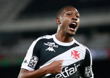 Vasco ganha novo "coringa" no elenco