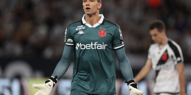 Vasco tem 13 jogadores com contrato terminando no fim de ano; confira