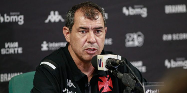 Vai sair? Zagueiro recebe proposta e Vasco define futuro