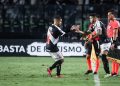 Jogadores do Vasco sentem o cansaço.