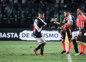 Jogadores do Vasco sentem o cansaço.