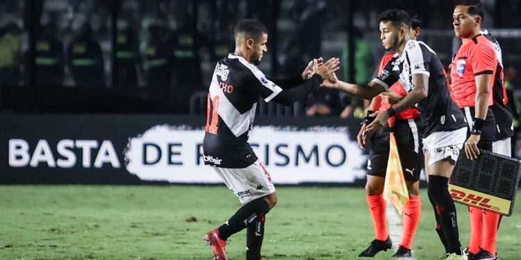 Jogadores do Vasco sentem o cansaço.