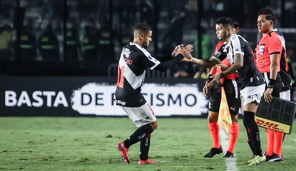 Jogadores do Vasco sentem o cansaço.