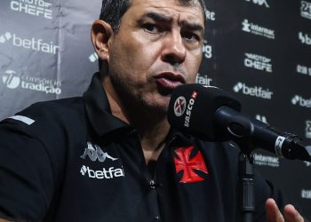 Após demitir Carille, Vasco atinge marca histórica e aposta em Diniz