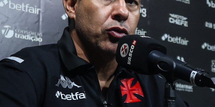Após demitir Carille, Vasco atinge marca histórica e aposta em Diniz