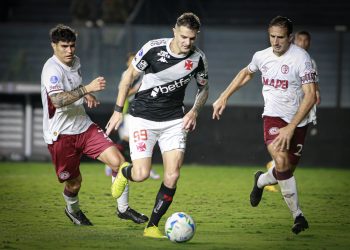 Vegetti brinca com jogador do Vasco e diverte a web