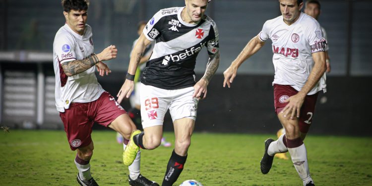 Vegetti brinca com jogador do Vasco e diverte a web