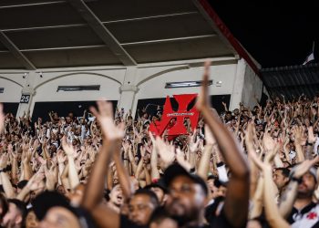 Torcida do Flamengo ''invade'' São Januário para secar o Vasco