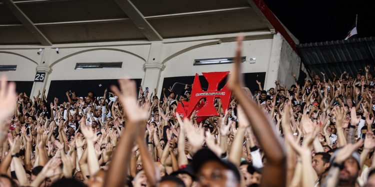 Torcida do Flamengo ''invade'' São Januário para secar o Vasco