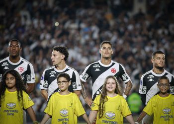 O Vasco anunciou, na noite desta quinta-feira, a renovação de contrato do atacante Rayan, de 18 anos, considerado uma das maiores promessas.
