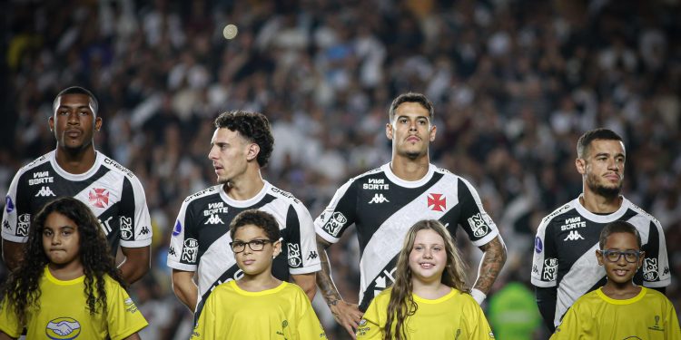 O Vasco anunciou, na noite desta quinta-feira, a renovação de contrato do atacante Rayan, de 18 anos, considerado uma das maiores promessas.