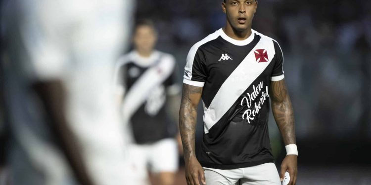 Confira a previsão de retorno de Estrella e David no Vasco