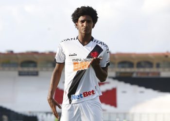 Cria do Vasco, Talles Magno renova com clube brasileiro