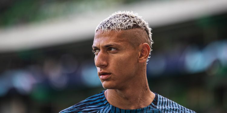 Site coloca Brian Rodriguez, Richarlison e Balbuena na mira do Vasco