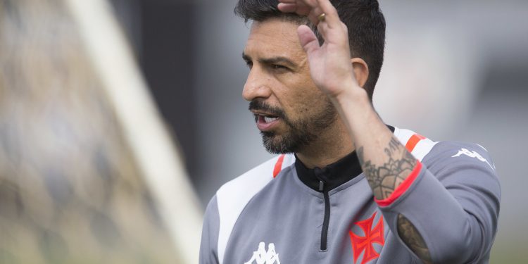 Emiliano Diaz ''cava'' vaga no Vasco