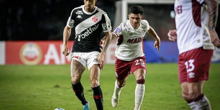 João Victor comenta erro do Vasco e exalta atuação: “Jogamos de igual para igual”