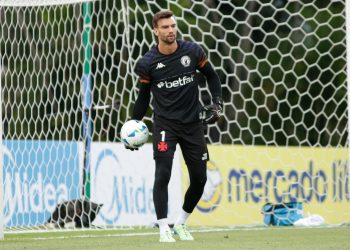 Clubes da Série A querem tirar Léo Jardim do Vasco