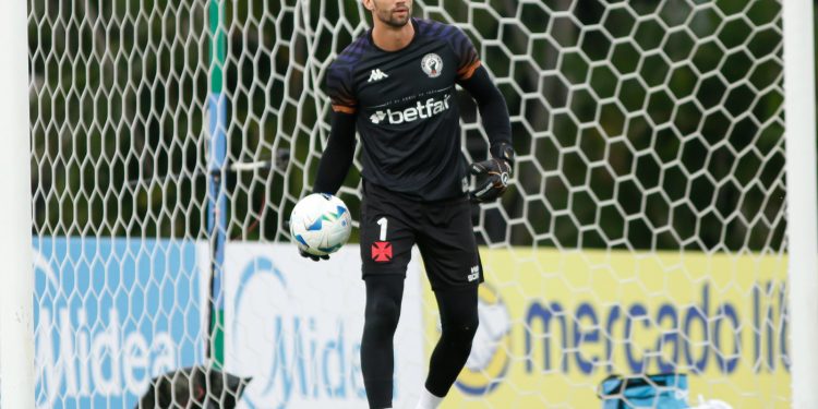 Clubes da Série A querem tirar Léo Jardim do Vasco