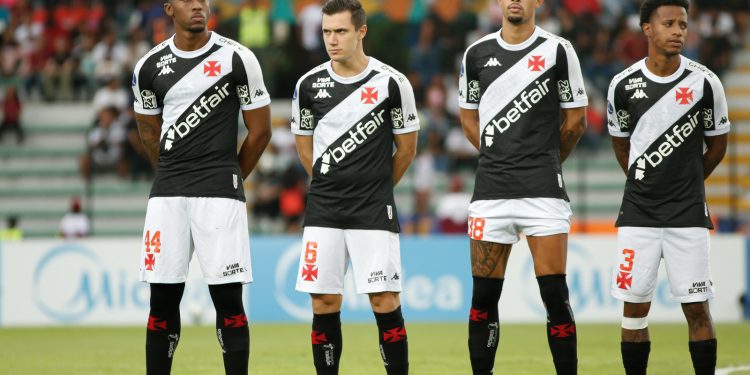 Lateral perde espaço e pode sair do Vasco na próxima janela