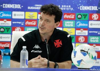 Diniz elogia jogador que estava fora dos planos do Vasco e diz: "É um jogador que eu gosto"