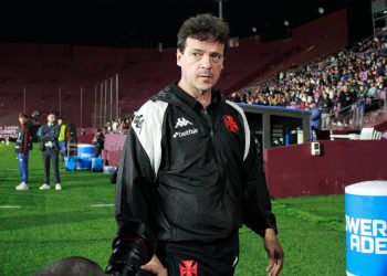 Apesar de fase ruim, surge esperança no Vasco após chegada de Diniz