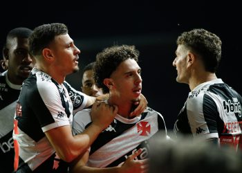 Vasco rescinde com jogador e devolve atacante para seu clube