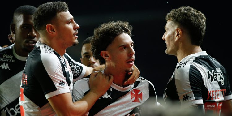 Vasco rescinde com jogador e devolve atacante para seu clube