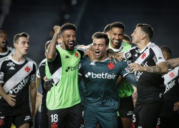 Elenco do Vasco se une por Loide após tensão com Diniz: “Vamos recuperar o garoto”