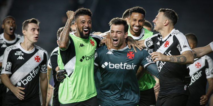 Elenco do Vasco se une por Loide após tensão com Diniz: “Vamos recuperar o garoto”