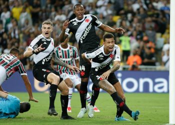Zagueiro surpreende, bate meta e tem salário reajustado pelo Vasco