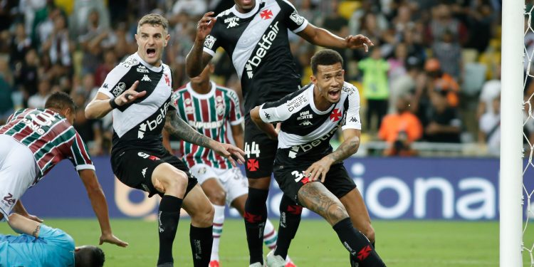 Zagueiro surpreende, bate meta e tem salário reajustado pelo Vasco