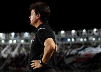 Diniz incentiva jogador do Vasco e treino chama atenção:"Parta para cima..."