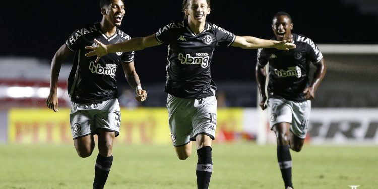 Ajax paga milhões por Jogador e expõe erro do Vasco no mercado