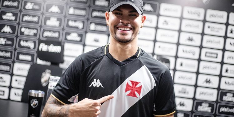 Andrey Santos e Bruno Guimarães treinaram no CT do Vasco