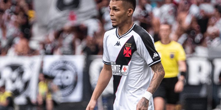 Com ausência, confira a provável escalação do Vasco contra o Fluminense