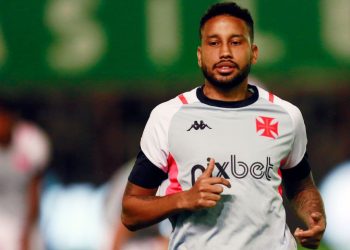 Dois jogadores são retirados da lista de relacionados do Vasco para enfrentar o Fluminense