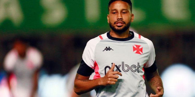 Dois jogadores são retirados da lista de relacionados do Vasco para enfrentar o Fluminense