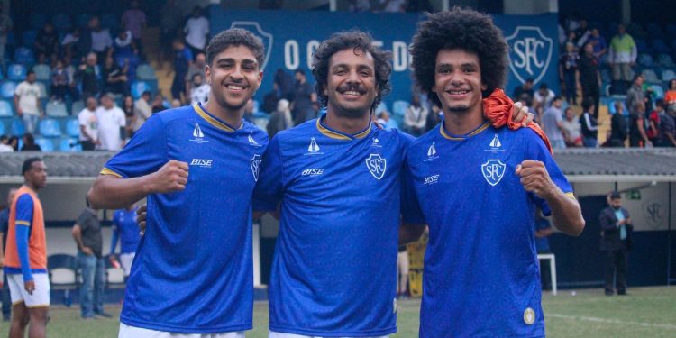 Filho de Edmundo pede demissão do Vasco