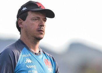 Jogador afastado do Vasco pode retornar por causa de Diniz; entenda o cenário