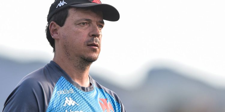 Jogador afastado do Vasco pode retornar por causa de Diniz; entenda o cenário