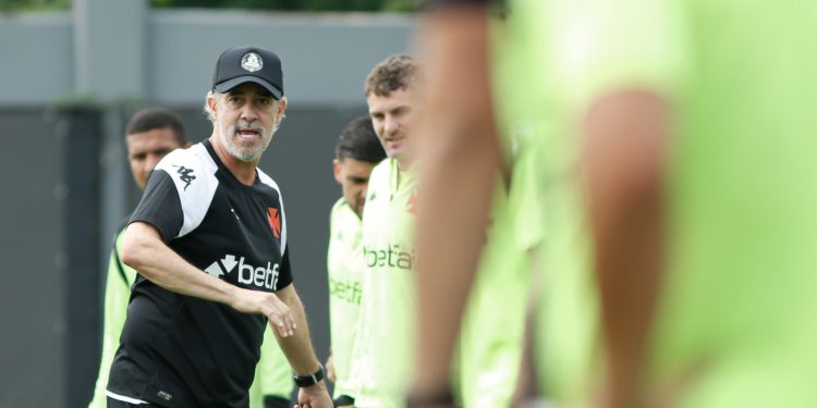 Jogador importante do Vasco volta a treinar com bola e pode ajudar Fernando Diniz