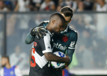 Loide Augusto é consolado por Léo Jardim antes de bater pênalti pro Vasco