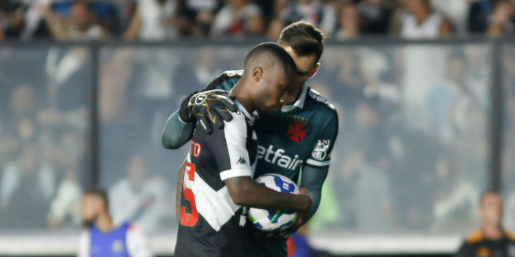 Loide Augusto é consolado por Léo Jardim antes de bater pênalti pro Vasco