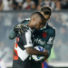 Loide Augusto é consolado por Léo Jardim antes de bater pênalti pro Vasco