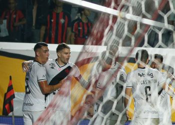 Vasco perde de virada do Vitória e acumula 8 jogos sem vencer