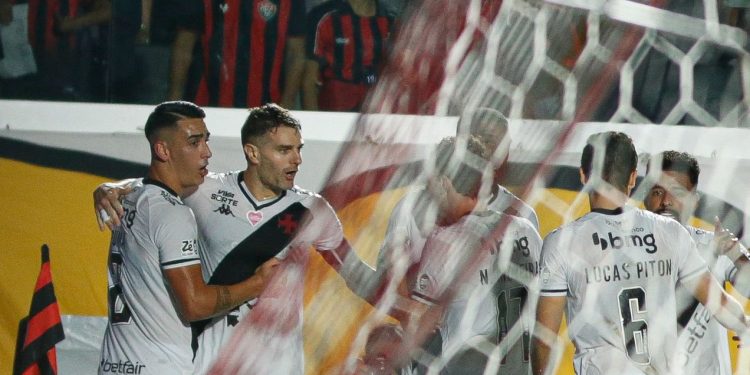 Vasco perde de virada do Vitória e acumula 8 jogos sem vencer