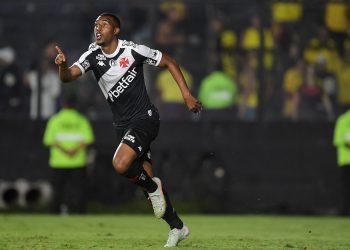 Vasco vai para o intervalo vencendo o Operário por 1 a 0 em São Januário